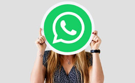 Chica se cubre la cara con el logotipo
de whatsapp