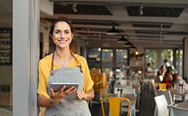 Chica empresaria en Cafe