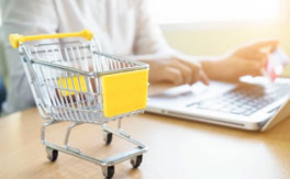 Carrito de compras en miniatura en el
portátil